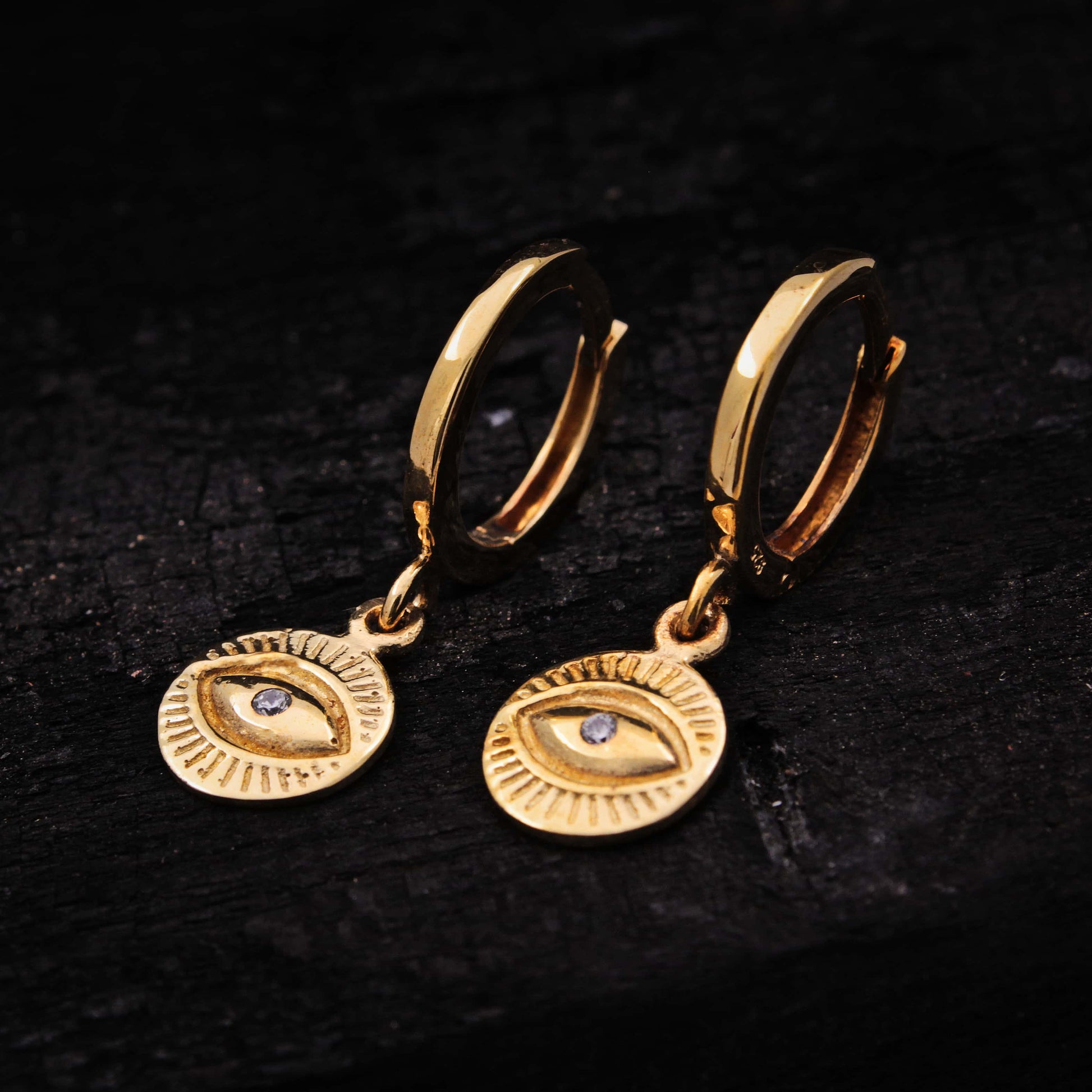 Pendientes de aro con colgante ojo y circonita blanca de plata de ley bañado en oro