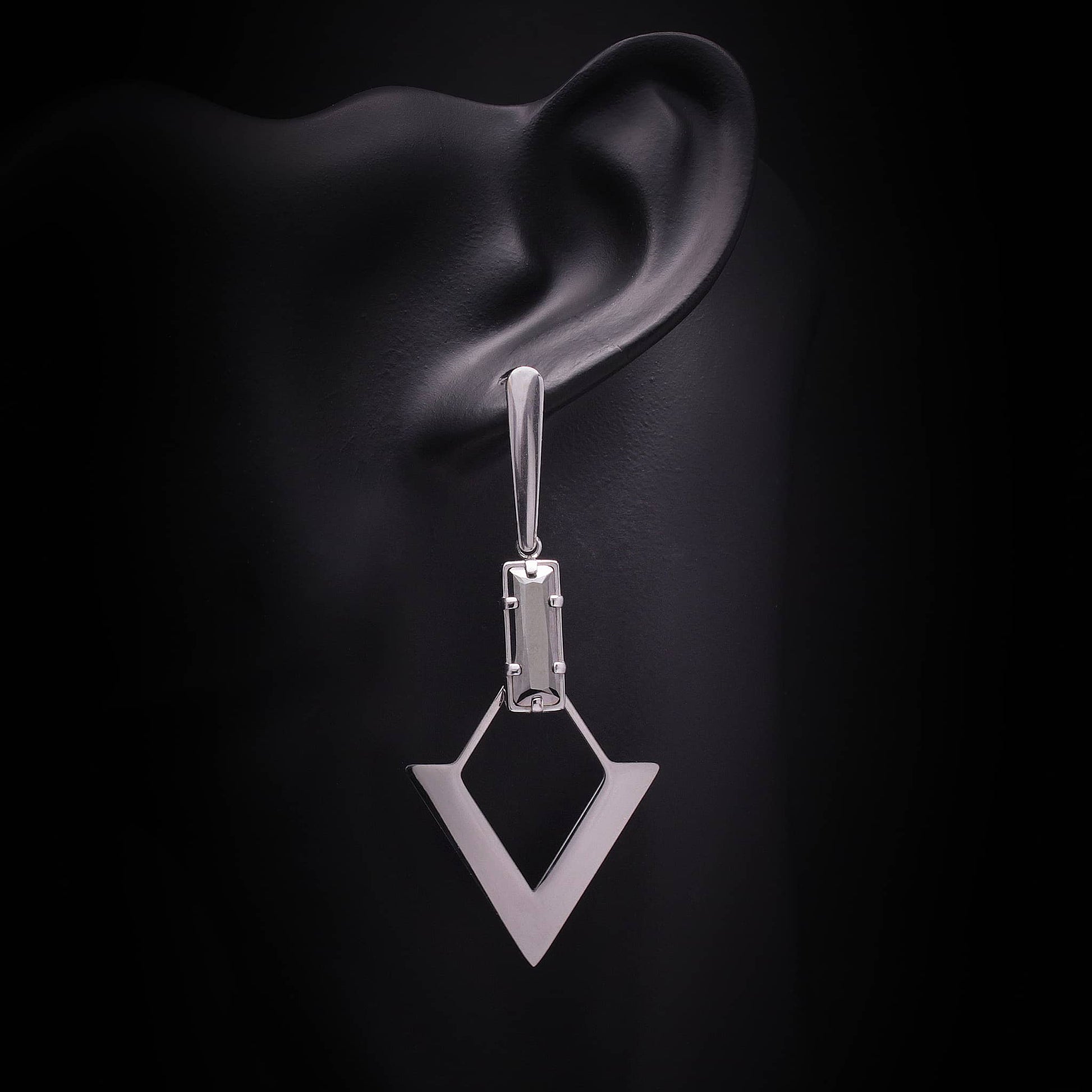 Pendientes forma de triangulo de acero inoxidable con cristal de colores.