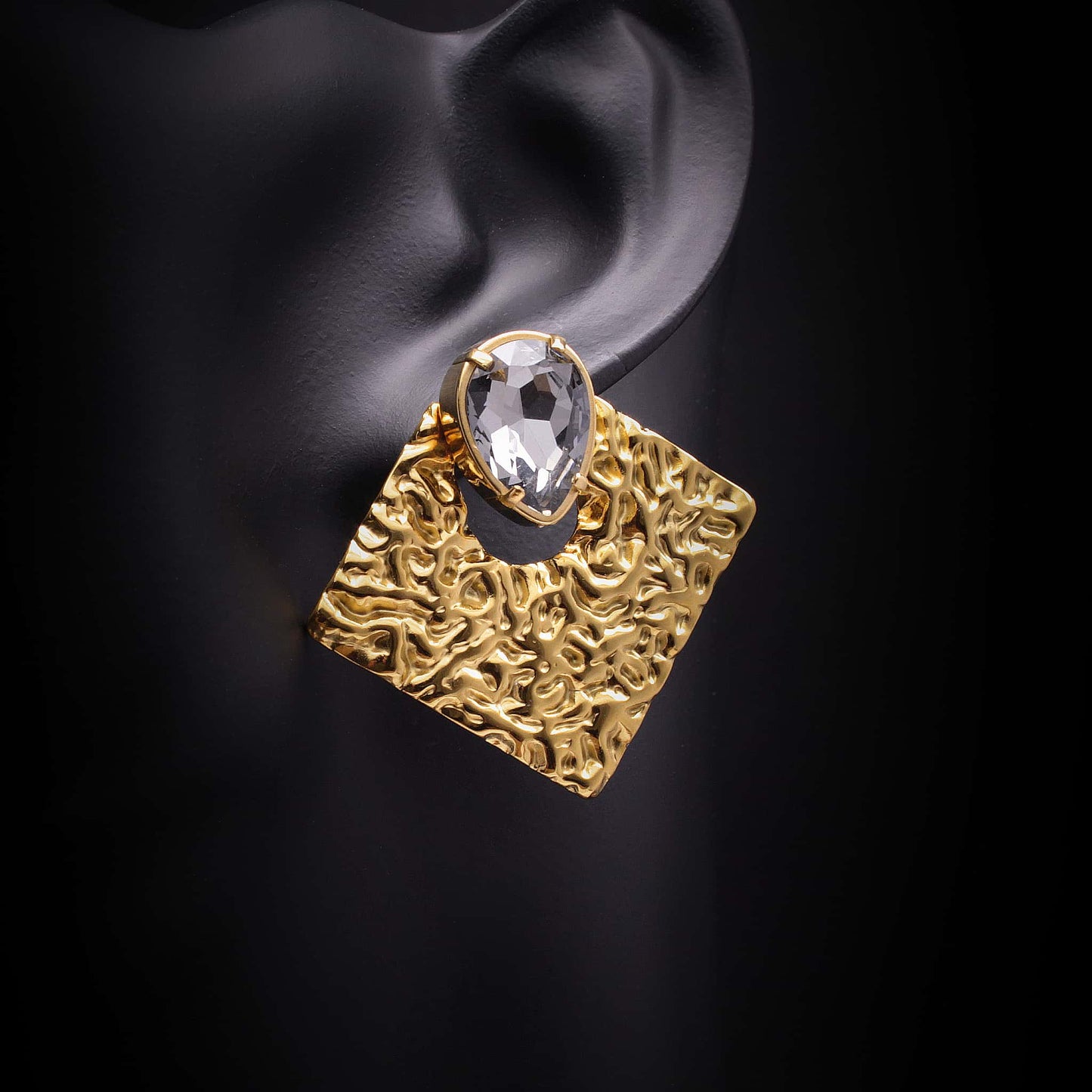 Pendeintes de acero dorados con formna de rombo y cristal. 
