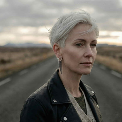 Pedientes largos negros de cadena y base plateada con detalles dorados 