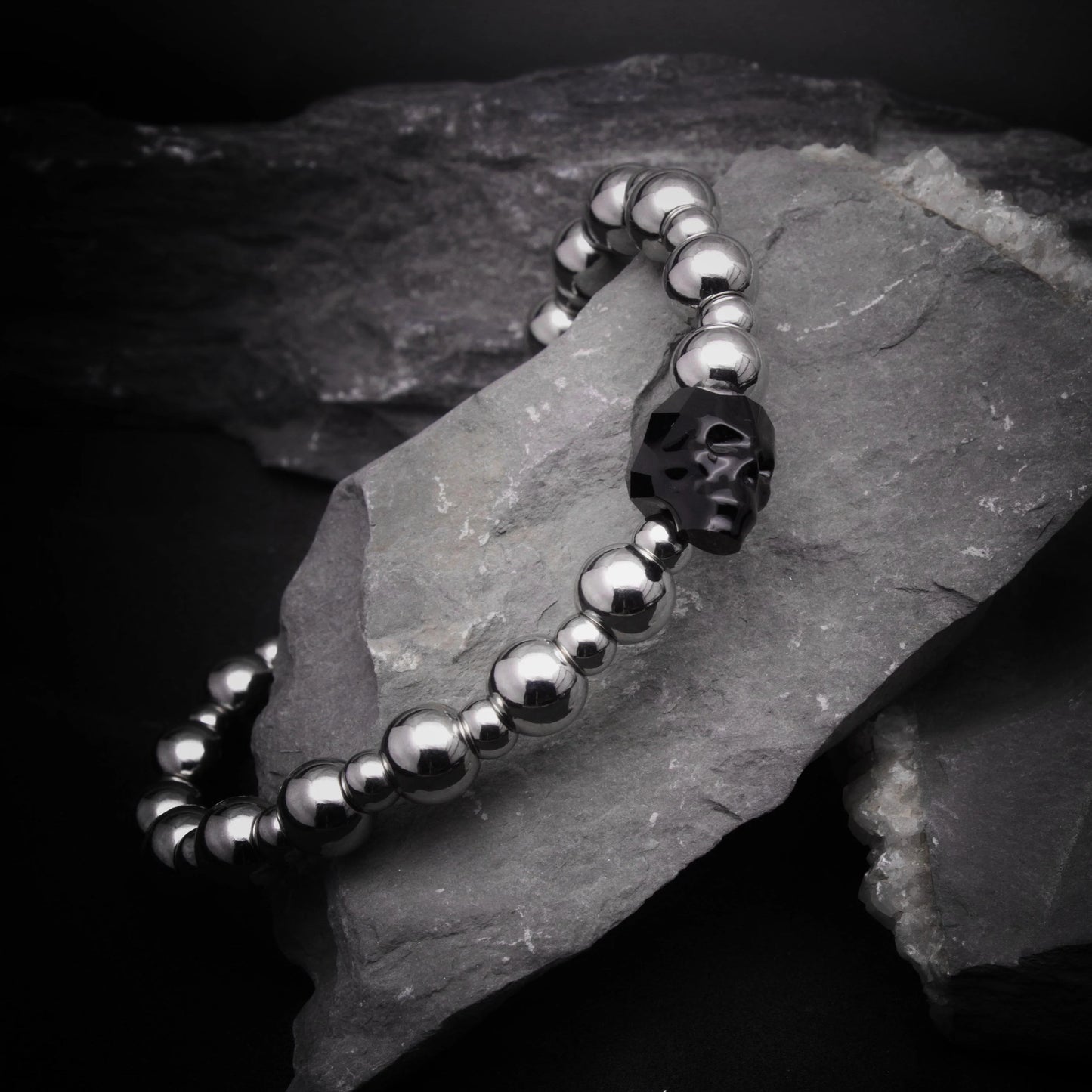 Pulsera calavera negra y bolas de acero para hombre elastica