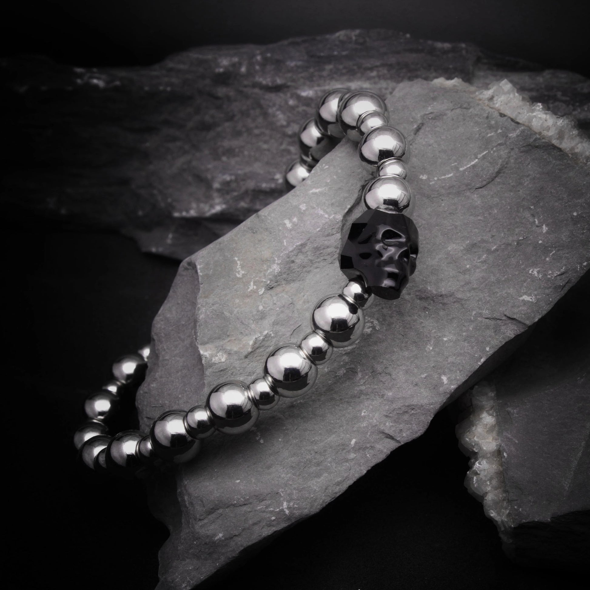 Pulsera calavera negra y bolas de acero para hombre elastica