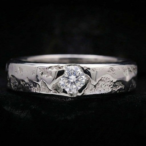 Anilla rústica de plata ancha con piedra blanca brillante