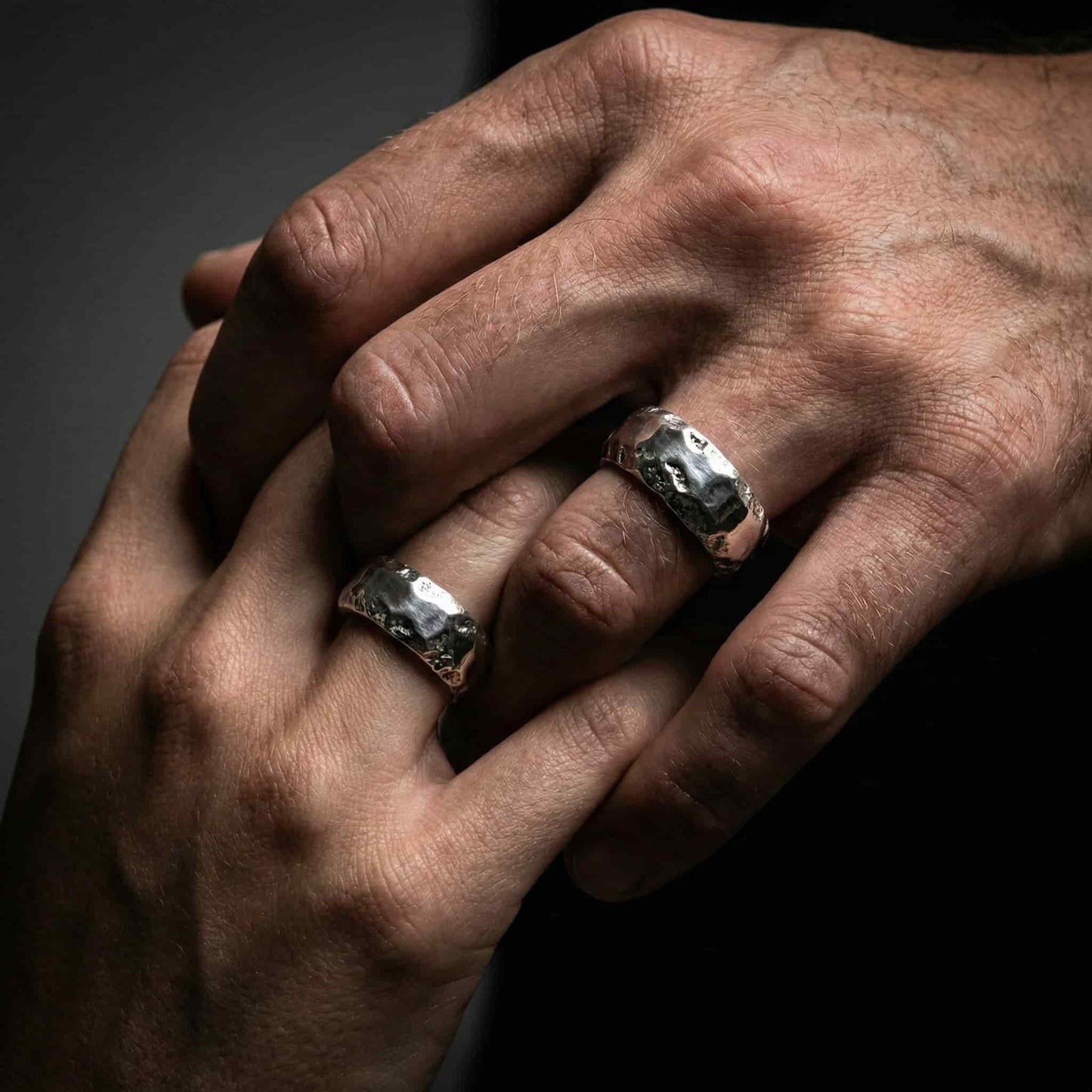 Anillo ancho para hombre de 8mm puesto en la mano estilo moderno.