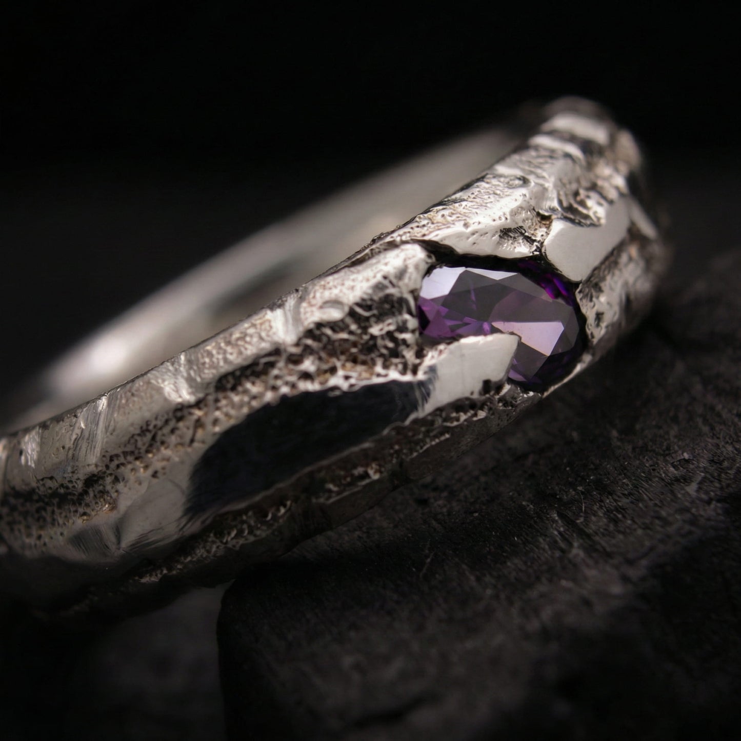 Perfil de alianza ancha de 6mm con grosor irregular y piedra morada.