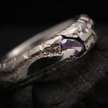 Perfil de alianza ancha de 6mm con grosor irregular y piedra morada.