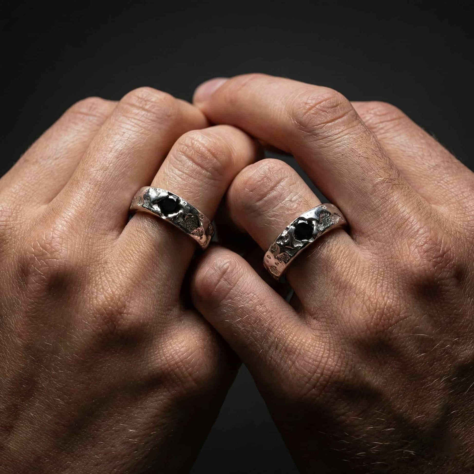 Alianza de diseño único hecha a mano en taller de joyería artesanal K2 Jewels.