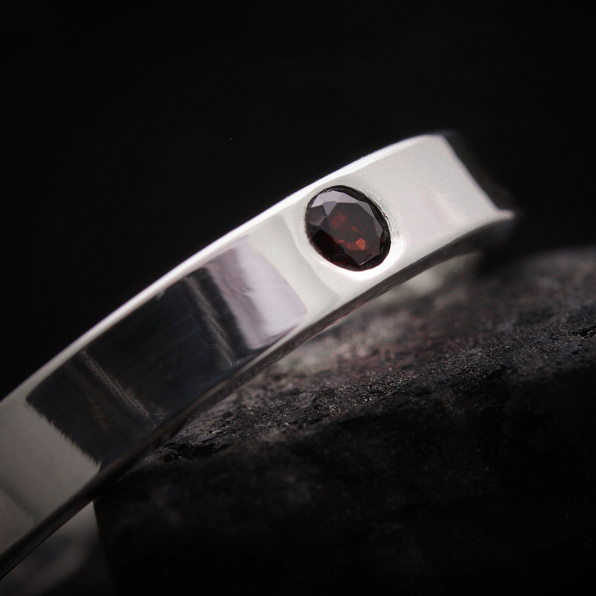 Alianza artesanal de plata lisa puesta en la mano modelo robusto.