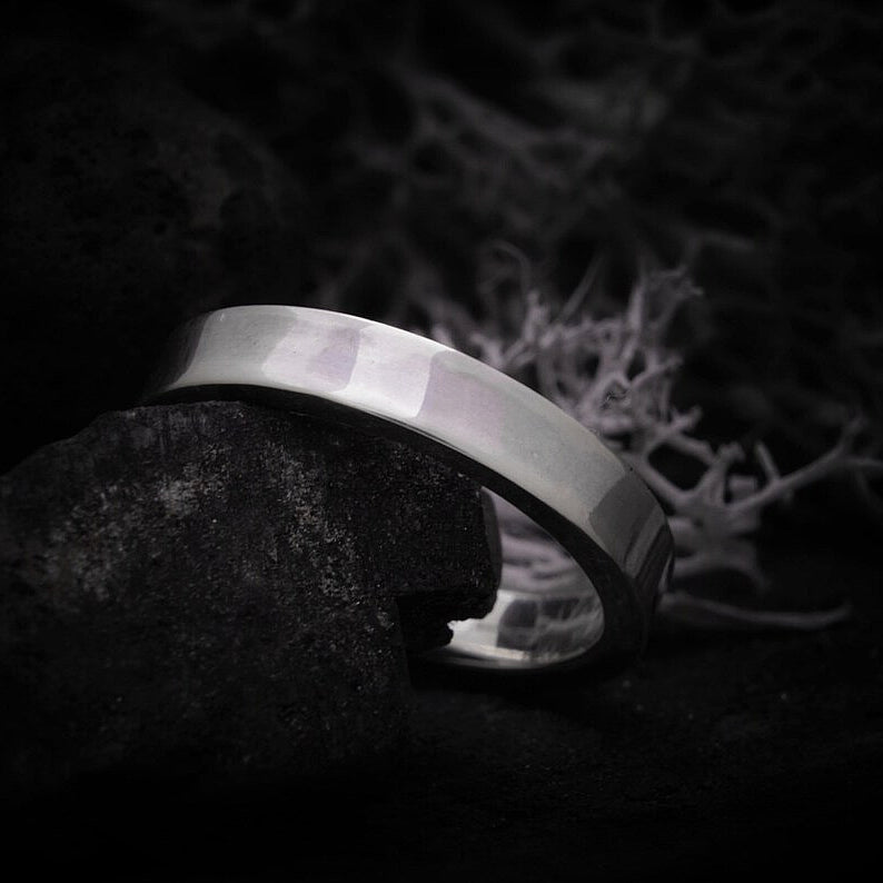 Primer plano de alianza banda plana maciza de plata 925 pulida.