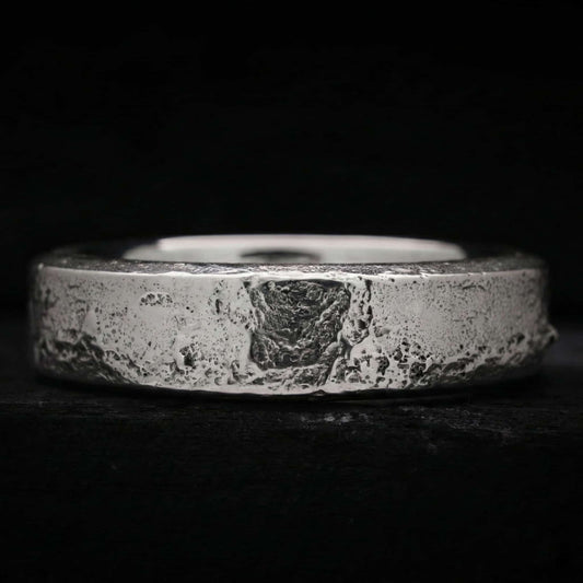 Alianza de boda ancha de 6mm en plata semipulida con textura fundición en arena.