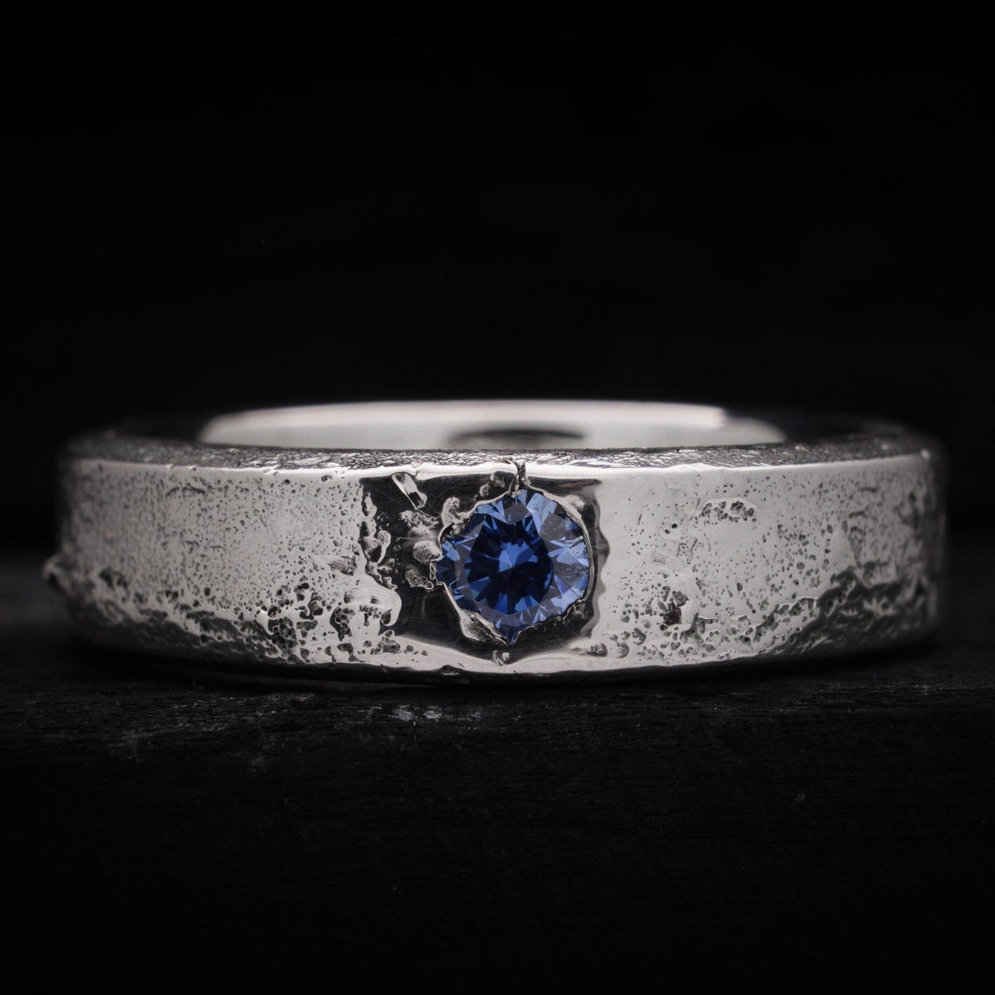 Alianza modelo Estérope de plata forjada con circonita azul eléctrico