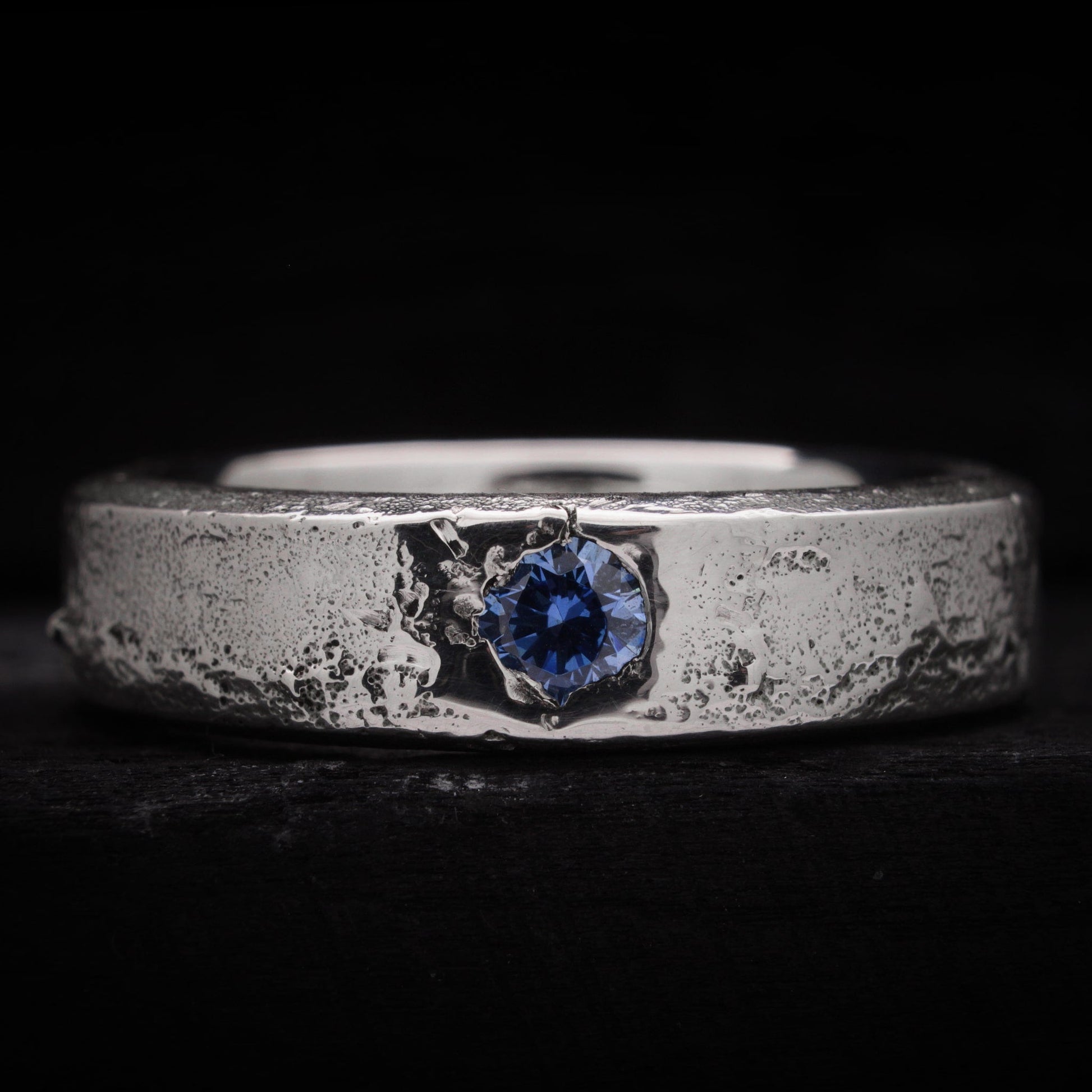 Alianza modelo Estérope de plata forjada con circonita azul eléctrico