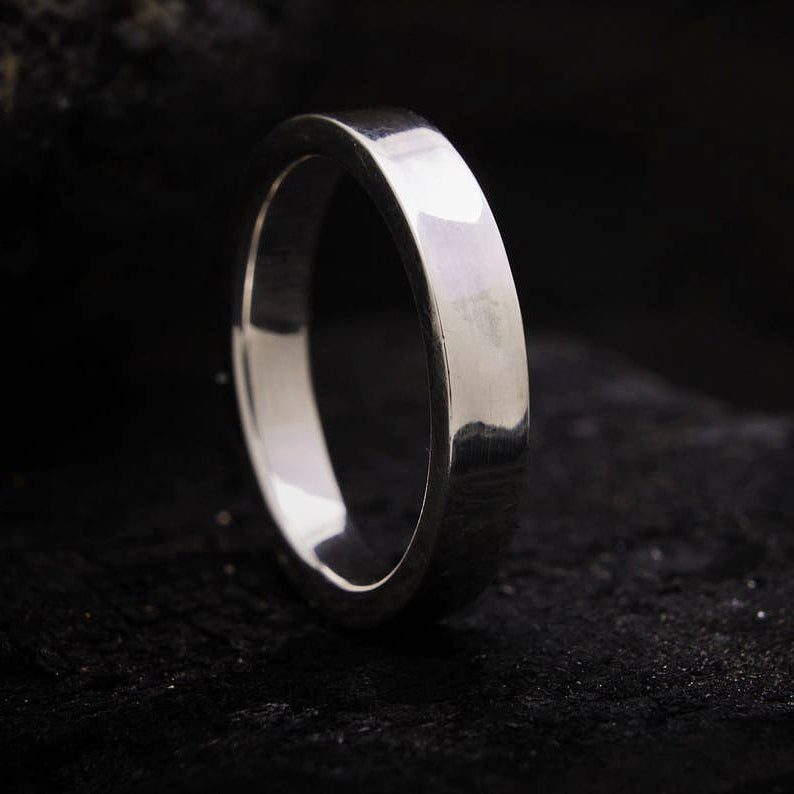 Alianza de boda de sección cuadrada y banda plana en plata brillante.