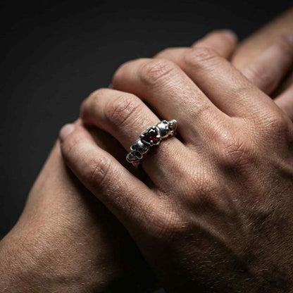 Alianza de calaveras puesta en la mano para boda estilo gótico o heavy metal.