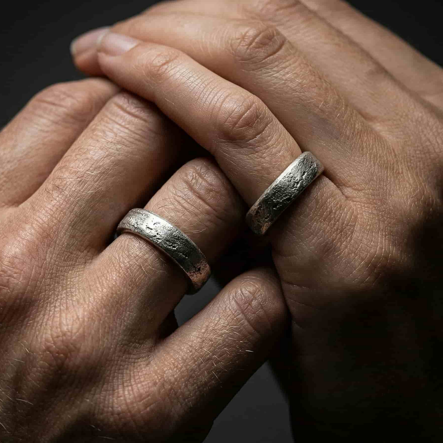 Detalle de la textura única del anillo Lur puesto en la mano. Joyería funeraria artesanal sin resina.