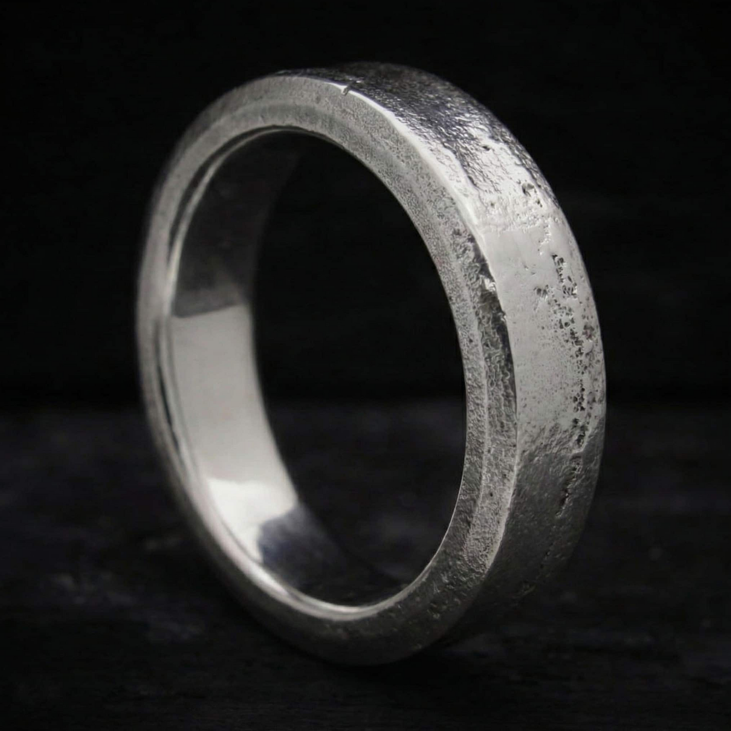 Detalle del grosor de 3mm del anillo urna Lur. Diseño robusto tipo roca con cámara interior secreta para cenizas.