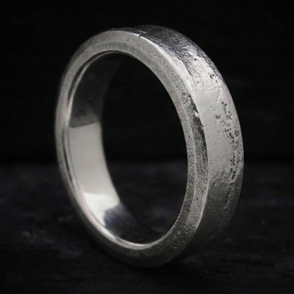 Detalle del grosor de 3mm del anillo urna Lur. Diseño robusto tipo roca con cámara interior secreta para cenizas.