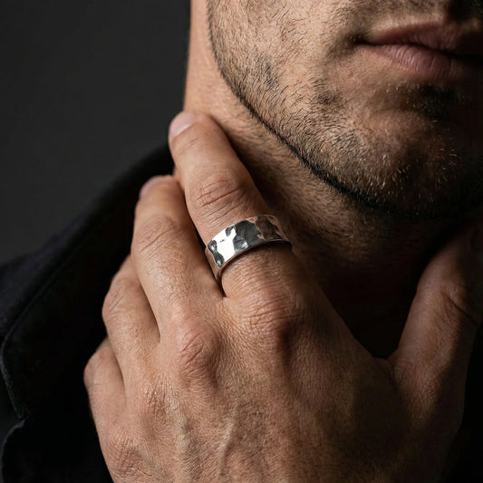 Alianza de plata para hombre con acabado martilleado efecto dunas para boda