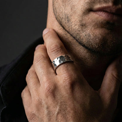 Alianza de plata para hombre con acabado martilleado efecto dunas para boda