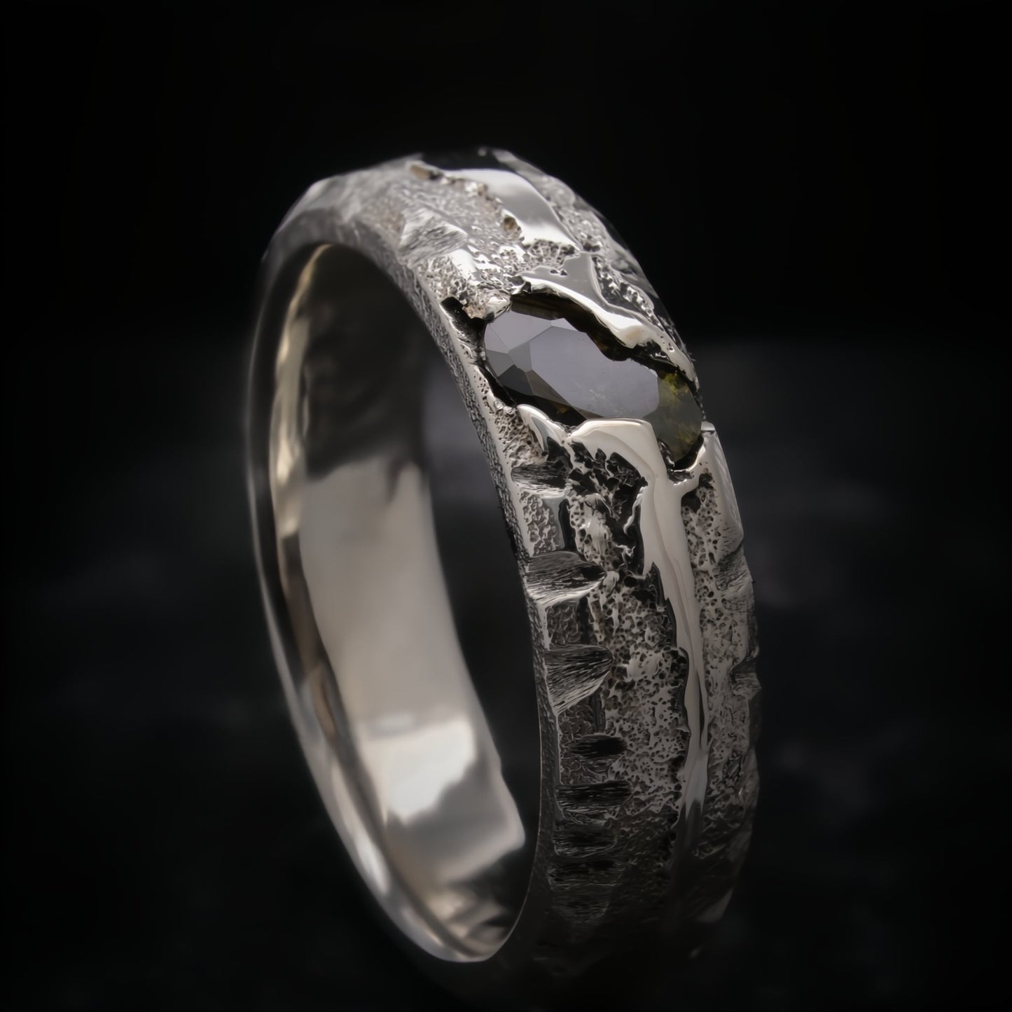 Alianza de boda rústica de plata con circonita verde peridoto fundición en arena.