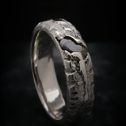 Alianza de boda rústica de plata con circonita verde peridoto fundición en arena.