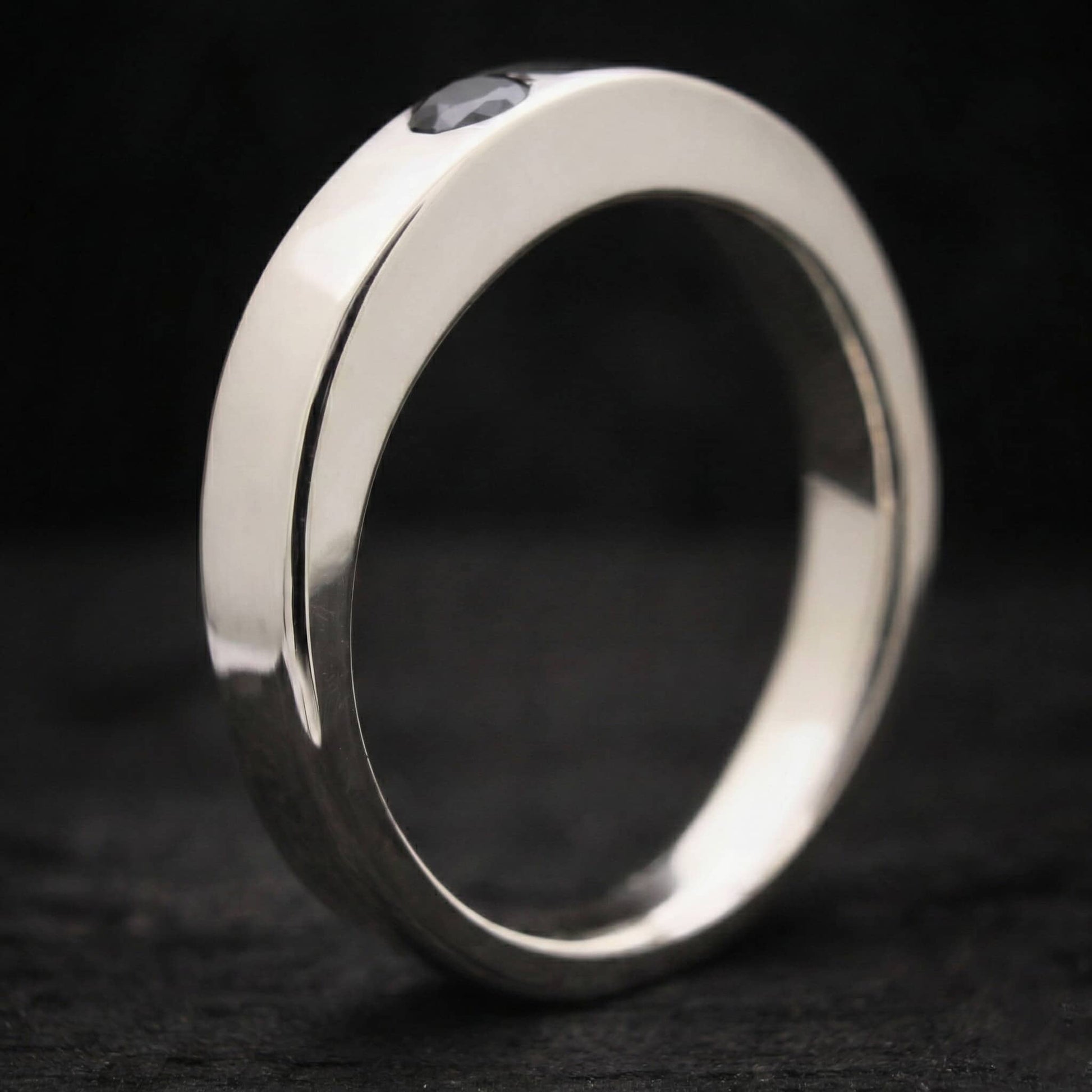 Detalle del grosor frontal del anillo urna Isil, diseñado para guardar cenizas de forma totalmente discreta y hermética.