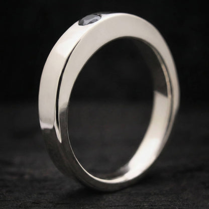 Detalle del grosor frontal del anillo urna Isil, diseñado para guardar cenizas de forma totalmente discreta y hermética.