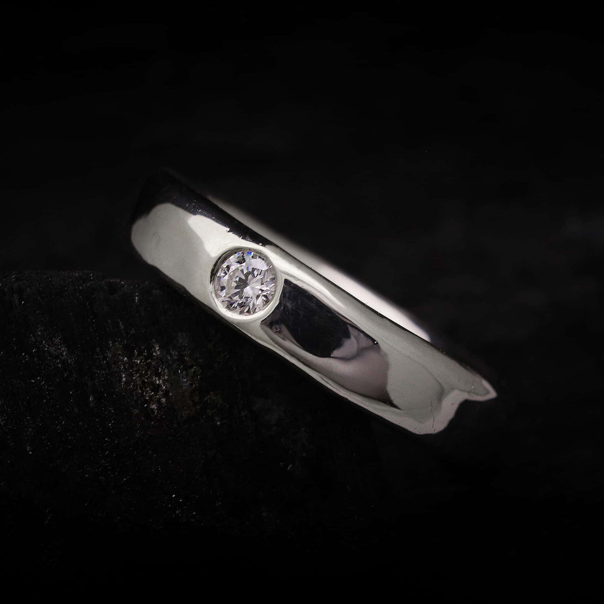 Vista frontal del anillo memorial de plata unisex con grosor de 3mm y cámara sellada.