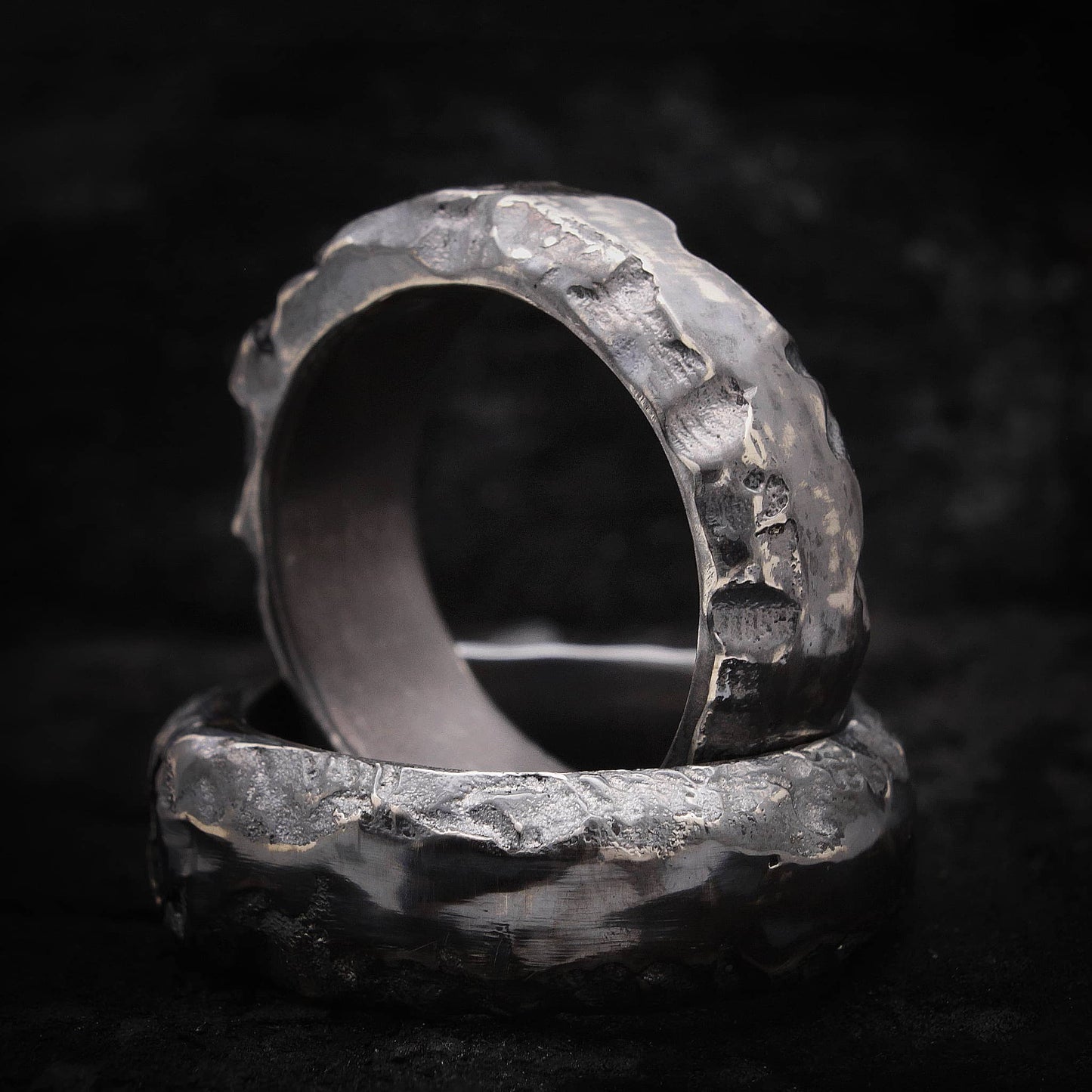 Comparativa de anchos de alianzas hechas en arena personalizables.