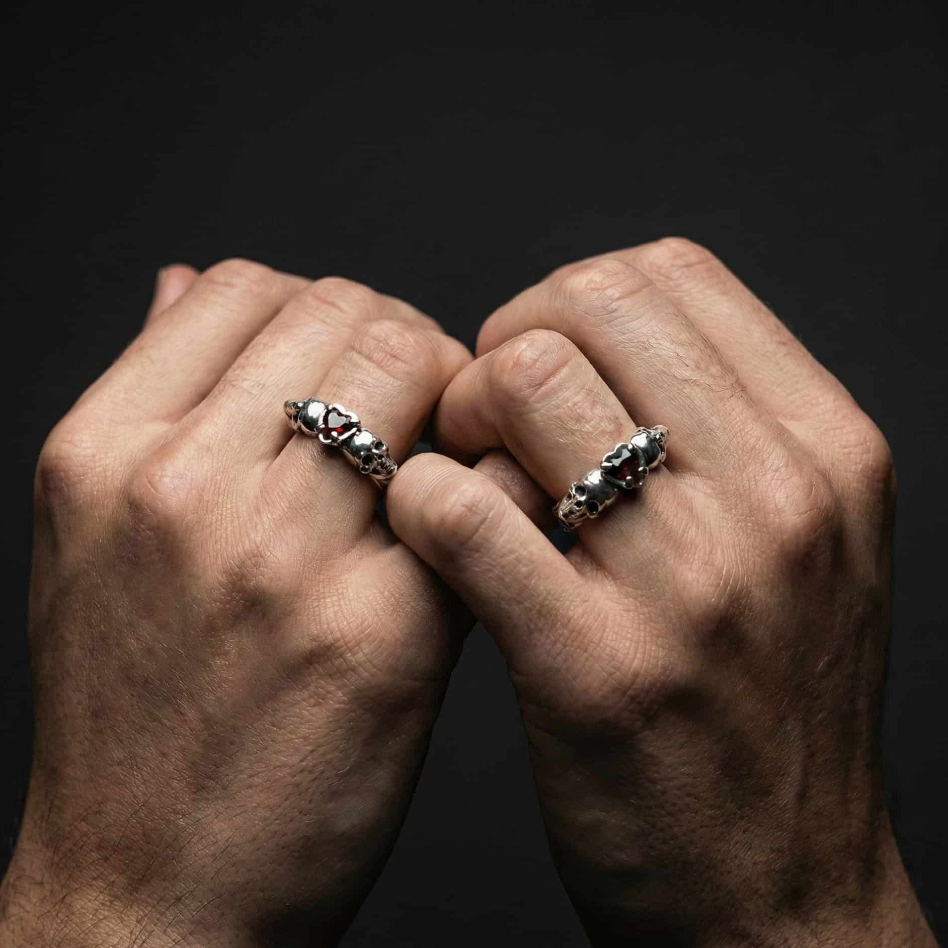 Pareja de alianzas con lema hasta que la muerte nos separe en plata y granate.