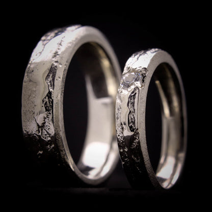 Alianzas de plata rústicas apiladas con circonita transparente central K2 JEWELS