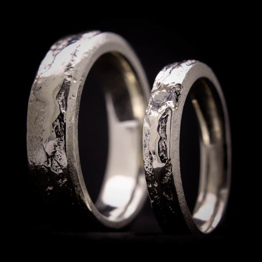 Alianzas de plata rústicas apiladas con circonita transparente central K2 JEWELS
