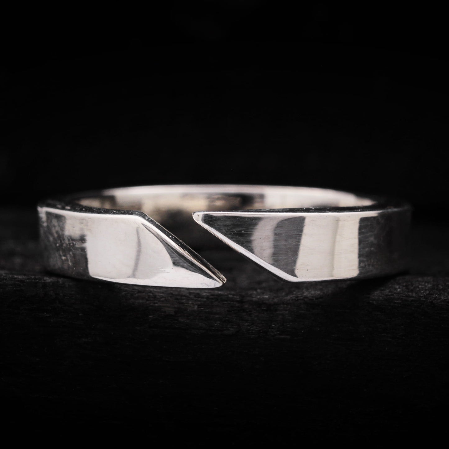 Anillo abierto de plata para hombre de 4mm con diseño geométrico y acabado pulido.