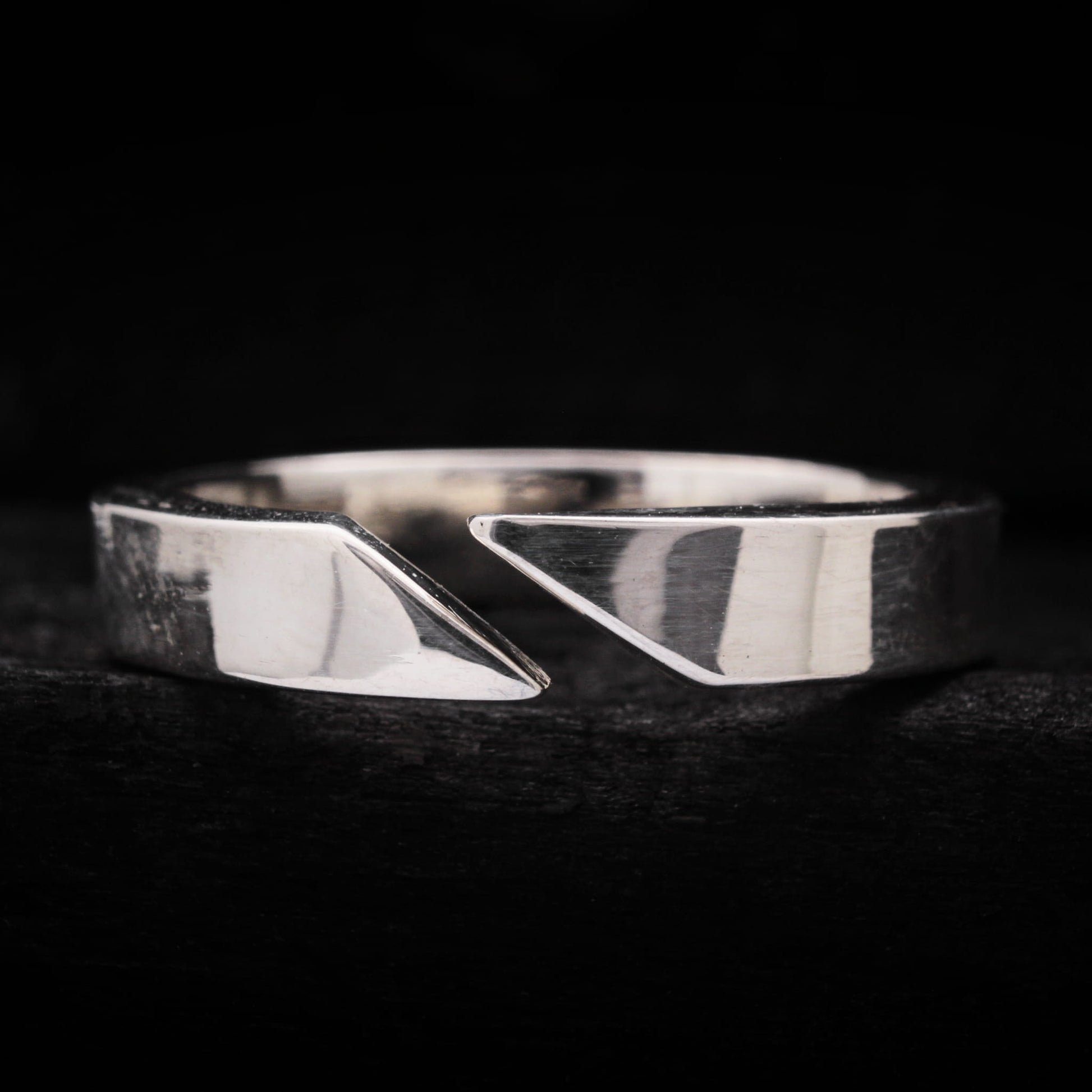 Anillo abierto de plata para hombre de 4mm con diseño geométrico y acabado pulido.