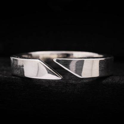Anillo abierto de plata para hombre de 4mm con diseño geométrico y acabado pulido.