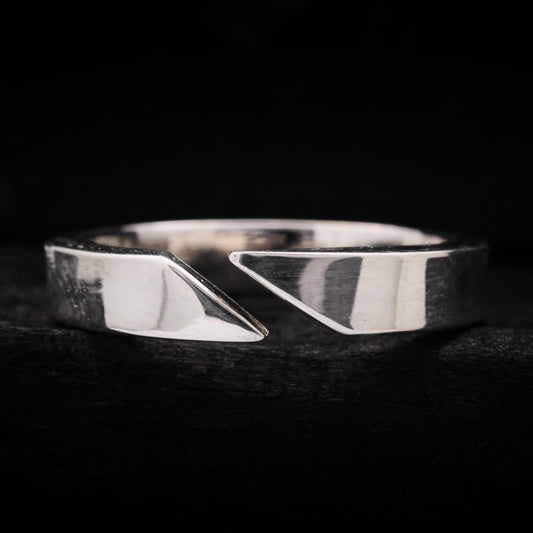 Anillo abierto de plata para hombre de 4mm con diseño geométrico y acabado pulido.