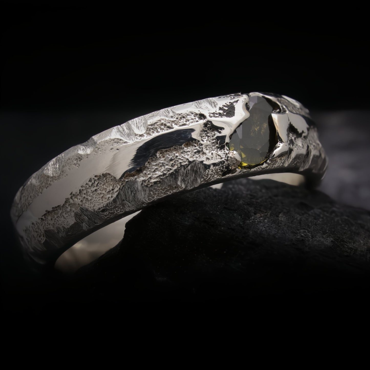 Perfil de alianza ancha de 5mm con grosor irregular de 2 a 3mm hecho a mano.