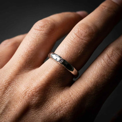 Anillo apilable de plata con piedra blanca ideal para combinar con otras joyas.