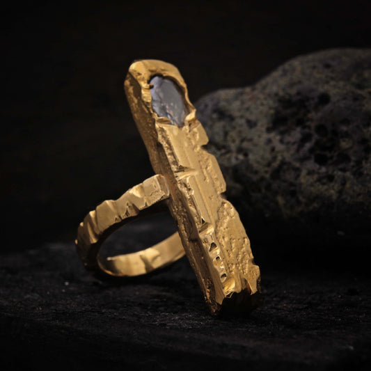 Anillo artesanal de latón chapado en oro con circonita, diseño único y elegante