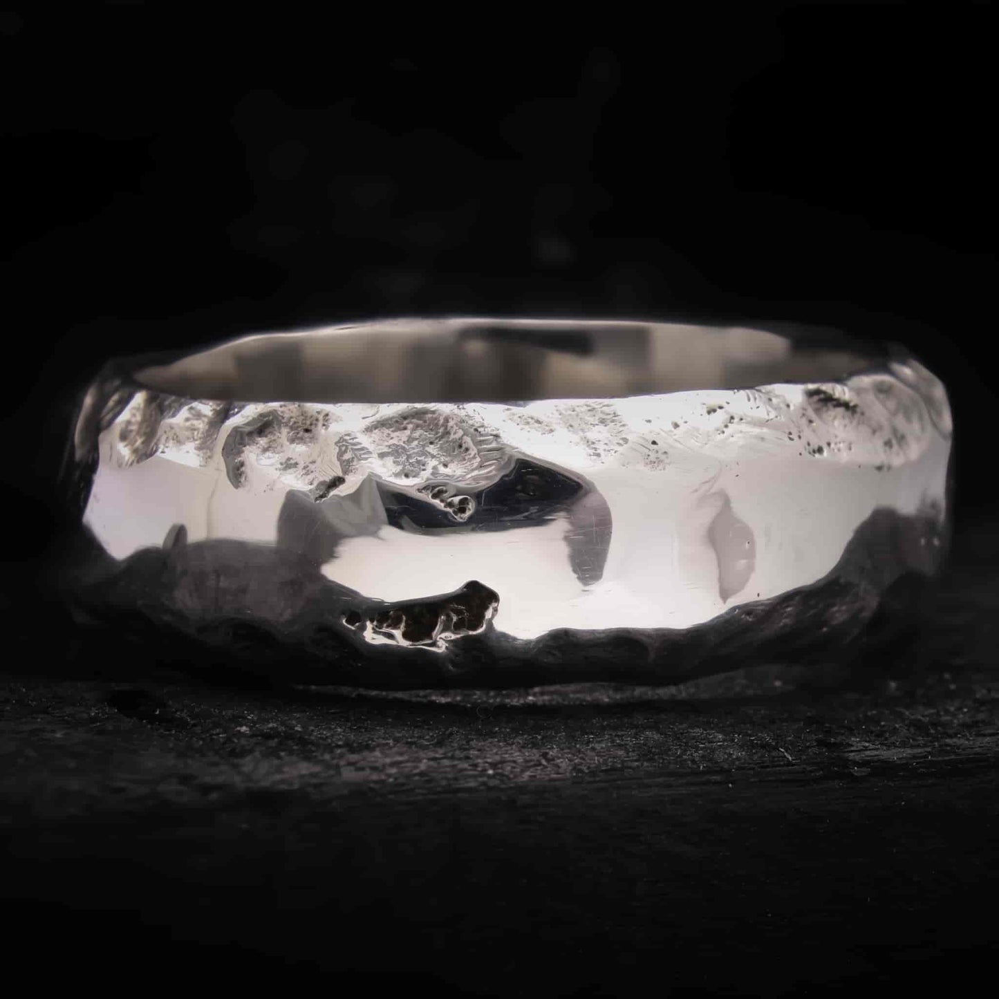 Anillo de bodas original de plata ancho de 8mm con textura cráter profunda.