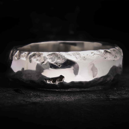 Anillo de bodas original de plata ancho de 8mm con textura cráter profunda.