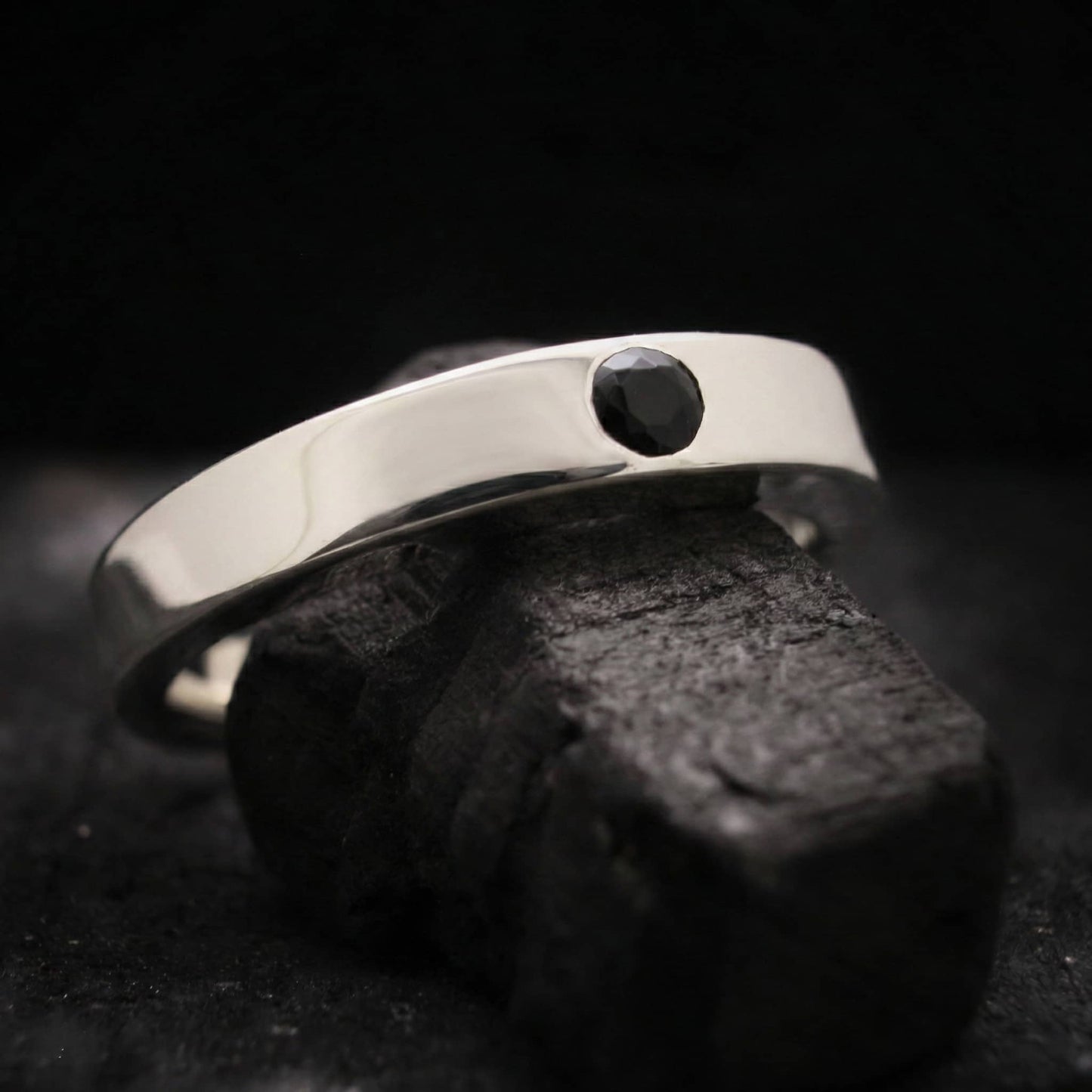 Anillo con cenizas modelo Isil. Alianza de plata maciza sellada de 4mm con cámara interior oculta.