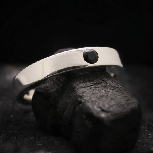 Anillo con cenizas modelo Isil. Alianza de plata maciza sellada de 4mm con cámara interior oculta.