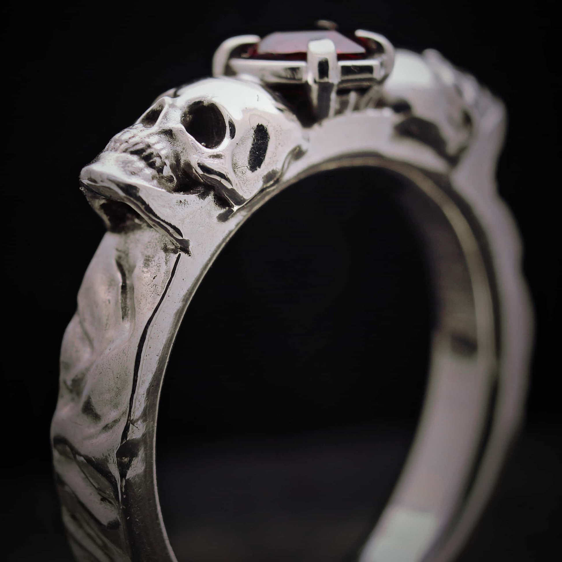 Anillo de boda alternativa estilo rockero con piedra roja corazón.