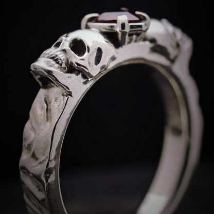 Anillo de boda alternativa estilo rockero con piedra roja corazón.