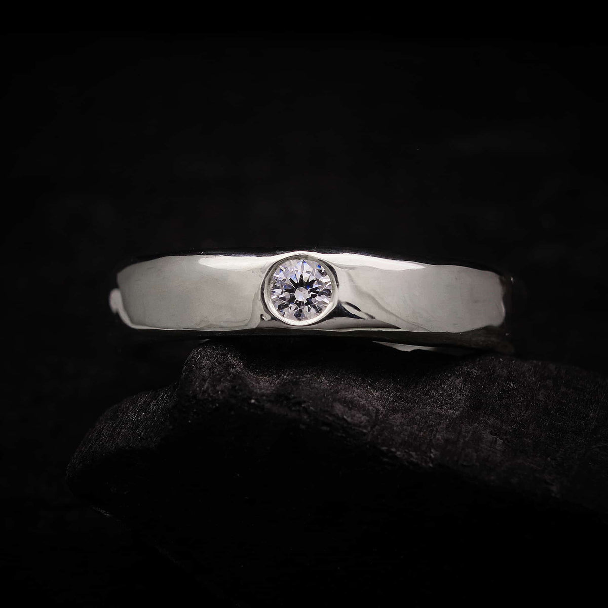 Anillo con cenizas de plata maciza modelo Argia con circonita redonda engastada a ras.