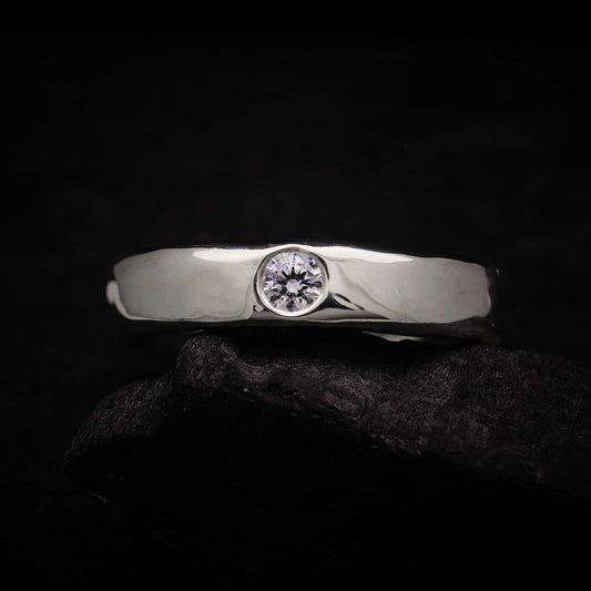 Anillo con cenizas de plata maciza modelo Argia con circonita redonda engastada a ras.