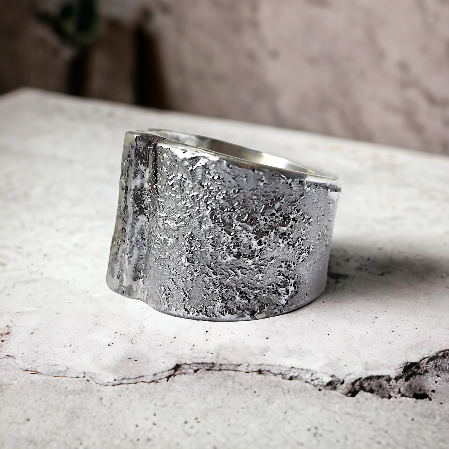 anillo-de-plata-para-homre-con-textura-artesanal-anillo-grande
