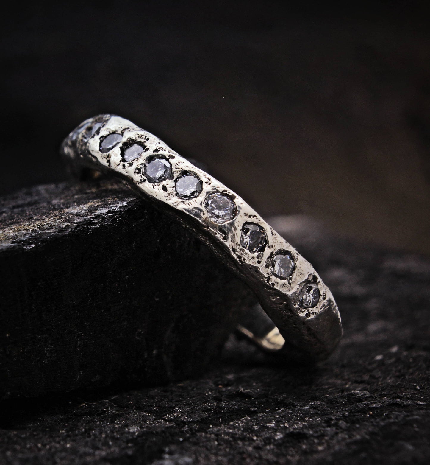 Anillo eternidad de plata brillante con diseño irregular y circonitas incrustadas modelo Eternity.