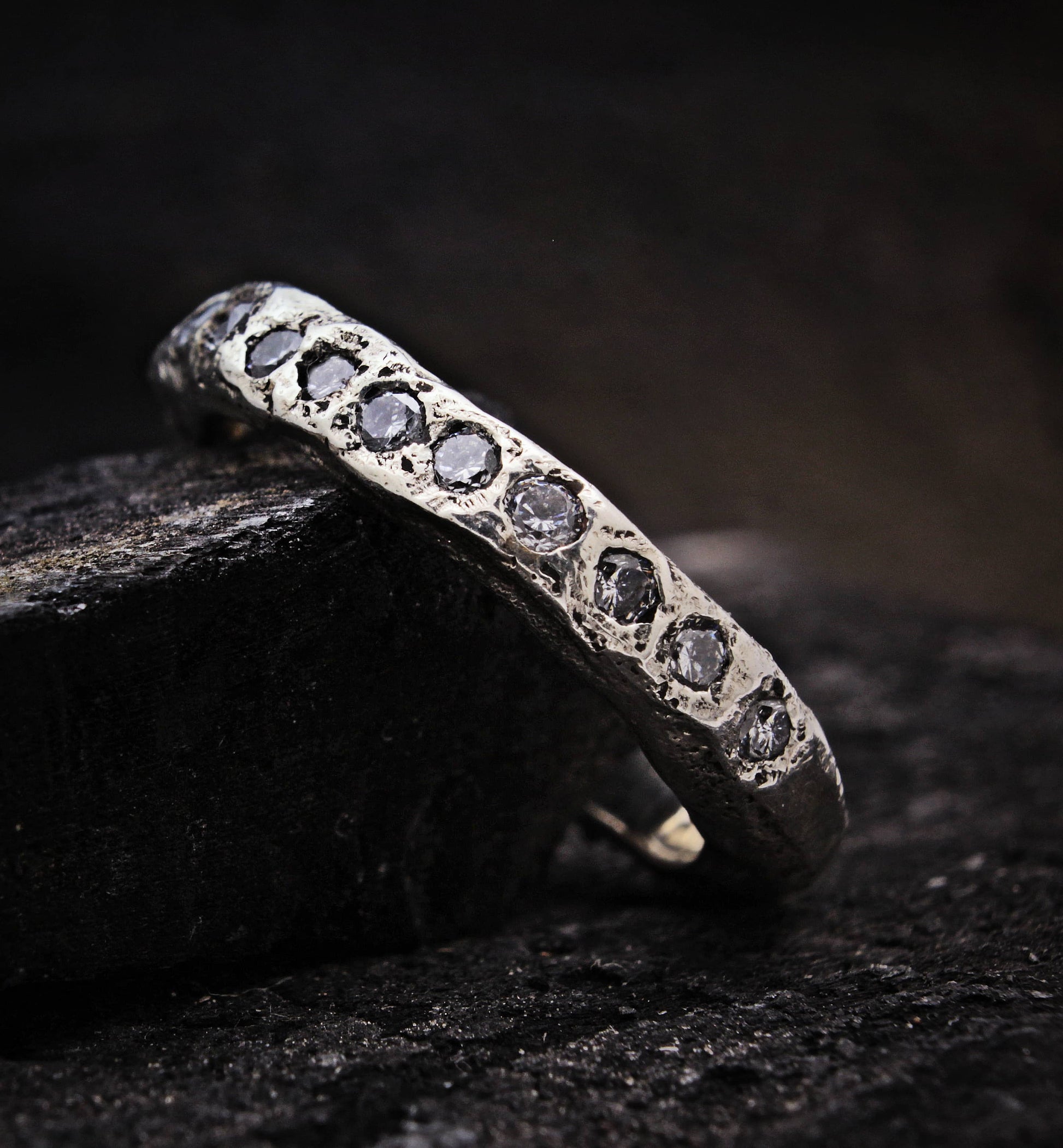 Anillo eternidad de plata brillante con diseño irregular y circonitas incrustadas modelo Eternity.